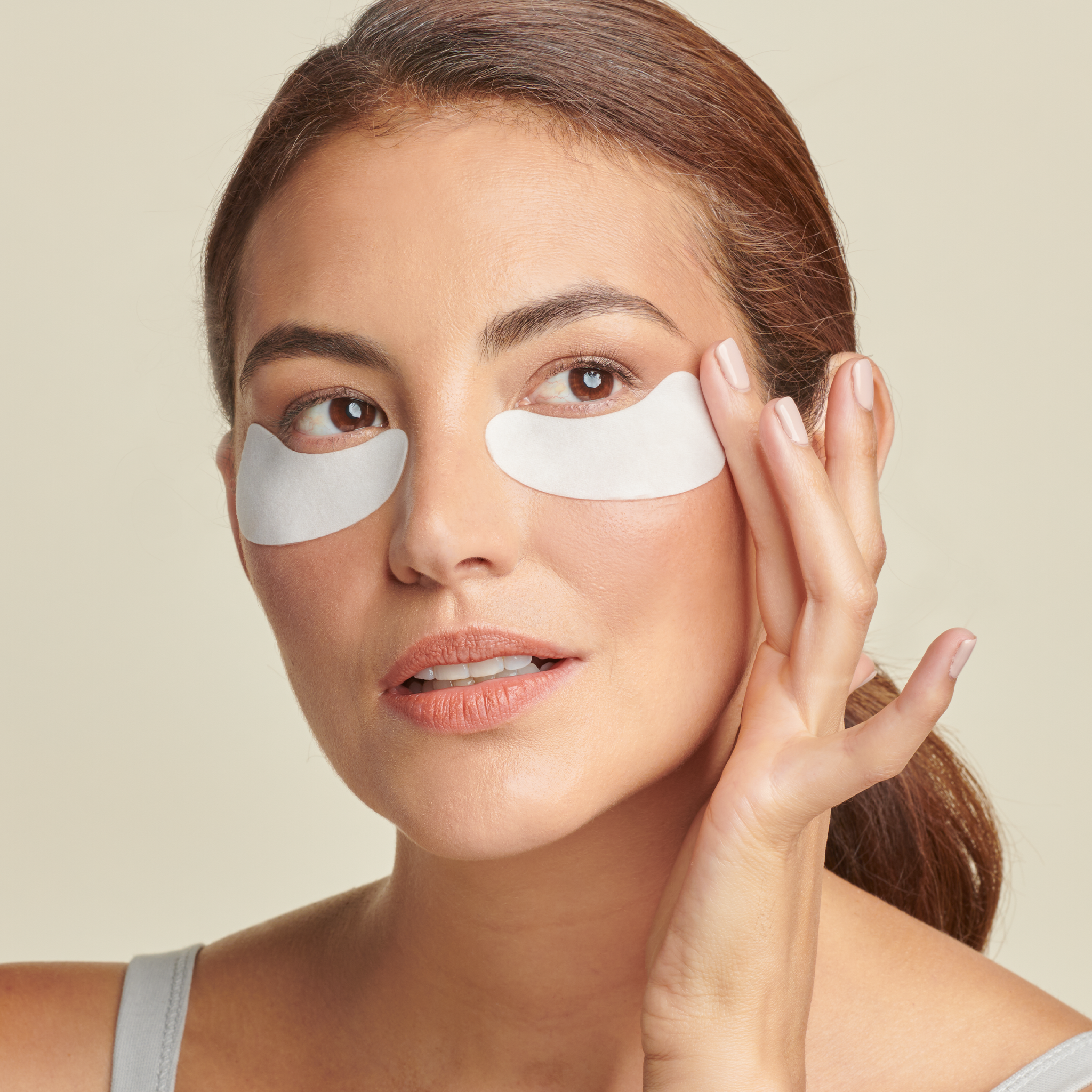 Model wearing Total Eye Hydrogel Treatment Masks || all